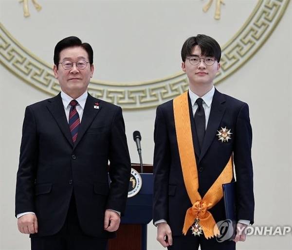 开云平台-传奇电竞选手Faker获青龙勋章：韩国总统亲自颁发