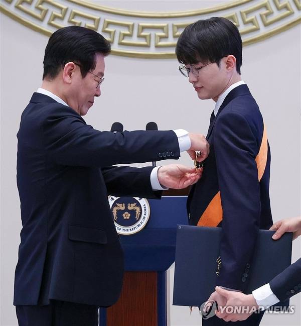 传奇电竞选手Faker获青龙勋章:韩国总统亲自颁发